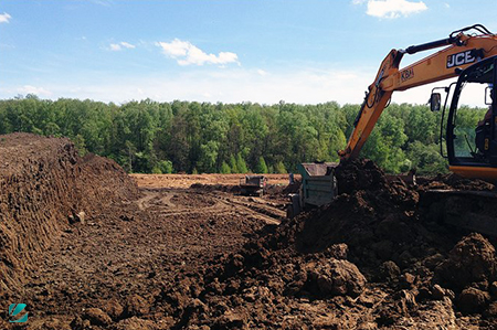 Разработка и погрузка растительного грунта с полей Ленинградской области